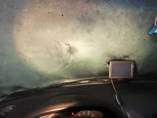 Die Autofahrerin war mit vereister Scheibe unterwegs. Foto: kapo