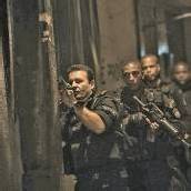 Polizisten und Soldaten in zwei Armensiedlungen