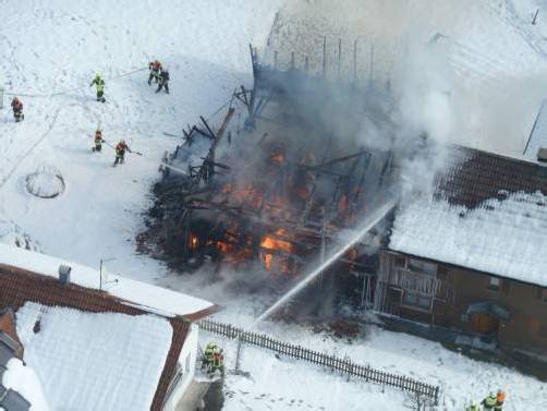 Die Feuerwehren konnten verhindern, dass die Flammen auf das Wohnhaus übergreifen. Foto: polizei