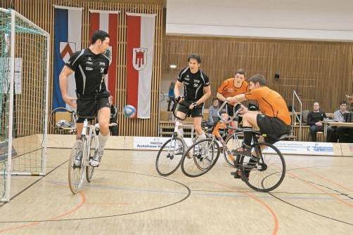 Die Höchster Patrick Schnetzer (hinten) und Markus Bröll (orange Trikots) setzten sich gegen Martin Lingg (l.) und Jürgen Türtscher (schwarze Trikots) klar mit 9:1 Toren durch. Fotos: schwämmle