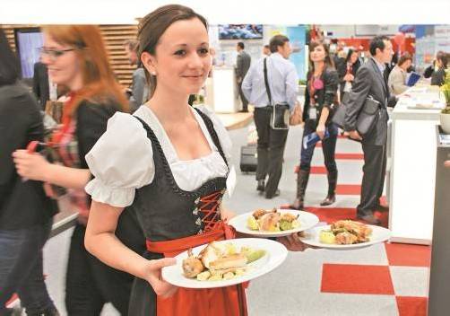 Die Schülerinnen der Tourismusschulen ließen sich vom Messetrubel nicht beeindrucken. Fotos: zud