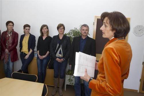 Die Unterschriften sollen in den nächsten Tagen auch an Unterrichtsministerin Schmied oder Finanzministerin Fekter übergeben werden.