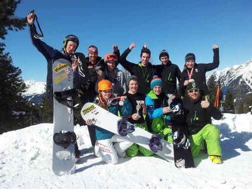 Die VSV-Boarder, h. v. l.: Michael „Gino“ Hämmerle, Markus Schairer, Viktoria Boric, Michael Klien, Christof Maurer, Florentina Mender. V. v. l.: Susanne Moll, Fabian Hartmann, Xaver Kuster und Trainer Christoph Arndt. Foto: Privat