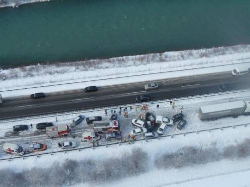 Die Walgauautobahn verwandelte sich gestern Vormittag auf Höhe Frastanz innerhalb weniger Sekunden in einen Schrottplatz. Foto: bmi flugpolizei