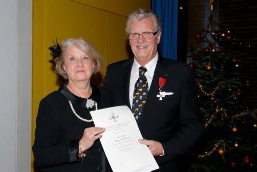 Die finnische Botschafterin Marjatta Rasi überreichte Manfred Allmaier die Ehrenurkunde.