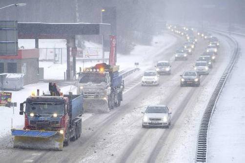 Die heftigen Schneefälle führten in Deutschland, Frankreich und Belgien zu schweren Verkehrsbehinderungen. Foto: EPA