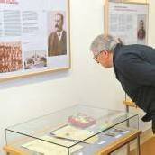 Einen Hebammenkoffer zur Verwahrung im Archiv