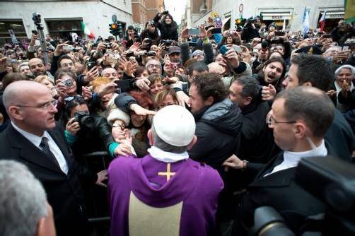 Ein Traum für die Menschen, ein Albtraum der Personenschützer: Der Papst sucht das Bad in der Menge. Foto: EPA