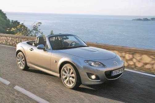 Eine der jüngsten Roadster-Ikonen ist der Mazda MX-5. In bald 25 Jah-
ren Marktpräsenz ist er über seine drei Generationen jung geblieben.