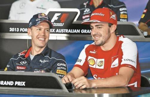 Einladung auf ein Red Bull: Sebastian Vettel und Fernando Alonso mit guter Laune. Foto: reuters
