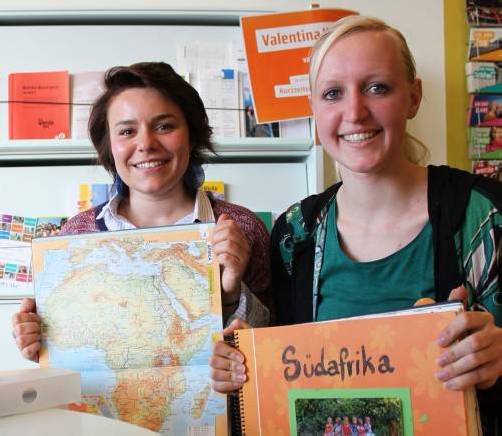 Eva (r.) informierte bei der „welt weit weg“-Aktion mit großer Begeisterung über ihren Freiwilligeneinsatz in Südafrika. Foto: Hosseini