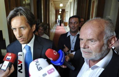 Ex-Finanzminister Karl-Heinz Grasser und Anwalt Manfred Ainedter sehen einer Anklageerhebung gelassen entgegen. Foto: Reuters