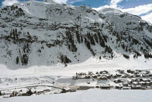 Exakter Eingriff in die Natur: Rasterstrukturen von Franz Türtscher unter dem Rüfikopf in Lech. Fotos: Karl Rudolf Hubert, Koller