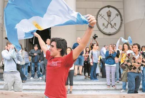 Feiern ihren Papst: Menschen in Buenos Aires. Foto: EPA
