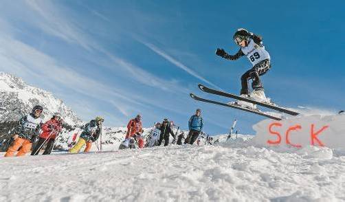Felix Ortlieb zeigte , dass er nicht nur ein guter Skifahrer ist, sondern auch auf der Sprungschanze seinen Mann steht. Wie Felix bewiesen auch alle anderen Teilnehmer viel Mut zum Risiko. Fotos: VN/Stiplovsek