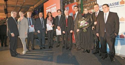 Festabend in der Spar-Zentrale: Spitzenvertreter von Blum, Zumtobel und Liebherr als die drei größten Arbeitgeber in Vorarlberg mit dem VN-Wirtschaftspreisträger sowie Bundeskanzler Werner Faymann und Landeshauptmann Markus Wallner als Ehrengäste. Fotos: VN/Hartinger, Steurer
