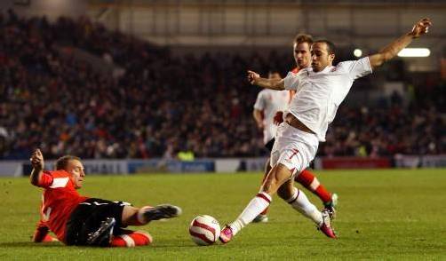 Florian Neuhold (links) mit einem Abwehrversuch gegen den Engländer Andros Townsend. Foto: gepa