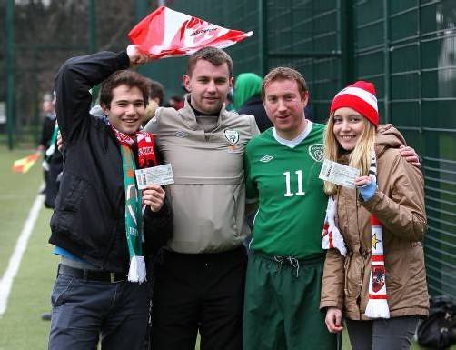 Die irischen Fans organisierten für Stefan Madlener (l.) und Valeria Lampert (r.) Ersatztickets für das Match und starteten via Internet eine Spendenaktion für die beiden jungen Studenten. Foto: gepa/ort