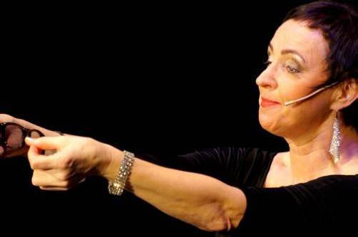 Gabi Fleisch präsentiert in ihrem neuen Bühnenprogramm „FleischesLust“ nichts als die nackte Wahrheit. foto: pe/vn