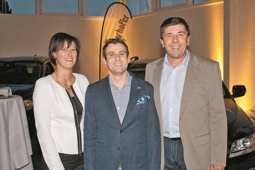 Gastgebertrio im neuen Autohaus in Feldkirch: Sabine Wolf und Werner Niederhofer mit Wolfgang Rother.