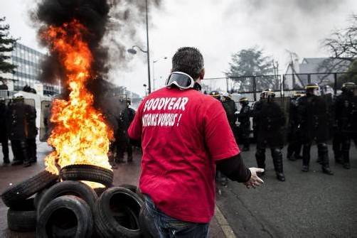 Goodyear-Mitarbeiter kämpfen mit allen Mitteln gegen ein Zusperren des französischen Werks.  Foto: AP