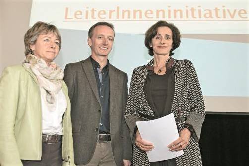 Gudrun Brunner und Christoph Jagg (v. l.) überreichten die Petition an Bernadette Mennel. Foto: VN/Stiplovsek