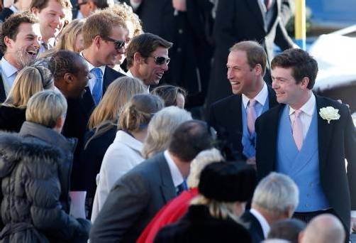 Gut gelaunt: Prinz William scherzt mit den Gästen. Foto: epa