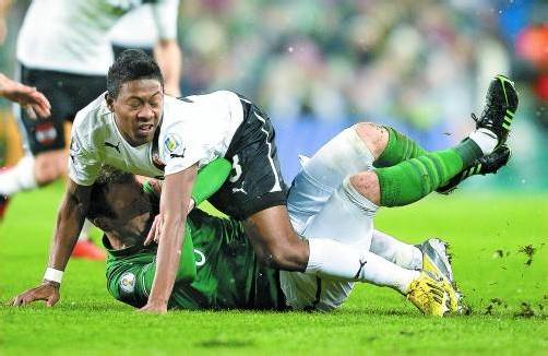 Harte Duelle gab es in Dublin zuhauf. Unser Bild zeigt Österreichs David Alaba (oben) und Irlands Glenn Whelan. Foto: apa