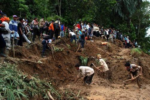Heftige Regenfälle lösten den Erdrutsch in Indonesien aus.  AP
