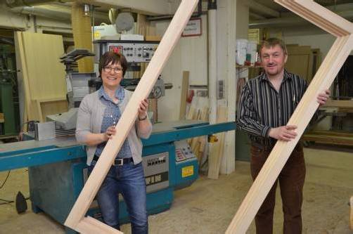 Helga und Günter Konzett ist die Verarbeitung von heimischem Holz besonders wichtig. Fotos: VN/Reiner