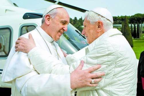 Historische Begegnung mit einer herzlichen Umarmung: Papst Franziskus besuchte Vorgänger Benedikt XVI. in Castel Gandolfo. Foto: AP
