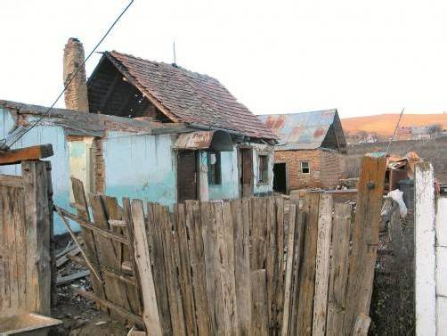 Holzmengen: Kleine Hütten, in denen große Familien wohnen, prägen das Umfeld des Ortes im rumänischen Siebenbürgen.