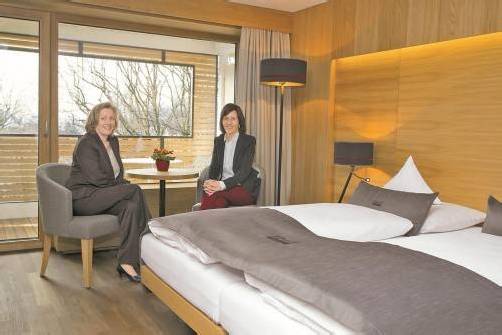 Hoteldirektorin Susanne Denk und Andrea Schwärzler im Musterzimmer. Insgesamt werden 2,4 Millionen Euro in den Umbau investiert. Foto: vn/RP