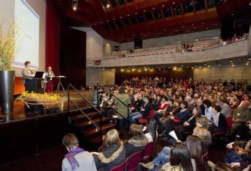 Im Ethikforum 2013 diskutierten mehr als 450 Teilnehmer Wege zu einem fairen Leben. Fotos: VN/Paulitsch