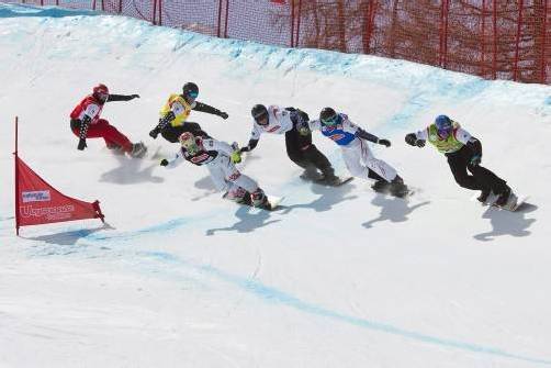 Im Finale ging es zur Sache, v. l.: Christopher Robanske, Robert Fagan, Mateusz Ligocki, Alessandro Hämmerle, Markus Schairer und Alex Pullin in Veysonnaz. Kurz danach folgte der „Crash“ von Schairer. Foto: gepa
