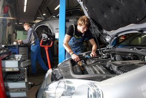 Im Mai wird entschieden, ob Mechaniker in Kfz-Werkstätten nur noch Reparaturen durchführen dürfen. Foto: l. Berchtold