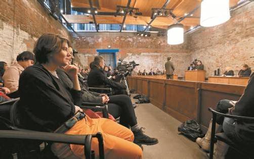 Im Rahmen der Theaterproduktion kam auch das aus der Haft entlassene Pussy-Riot-Mitglied Jekaterina Samuzewitsch zu Wort. Foto: EPA