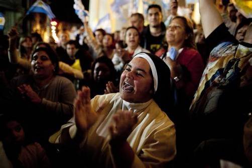 In Buenos Aires feierten die Gläubigen „ihren“ Papst. Wann er wohl kommt? Im Juli wird Franziskus in Brasilien zum Weltjugendtag erwartet. Foto: AP