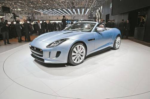 In Genf wurden Marktstart und Preise für den F-Type kommuniziert: Erhältlich ist der Zweisitzer ab Mai zu Startpreisen um 85.600 Euro.