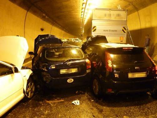 Insgesamt 16 Autos waren in die Massenkarambolage in St. Gallen ver­wickelt. Drei Personen wurden leicht verletzt. Foto: kapo