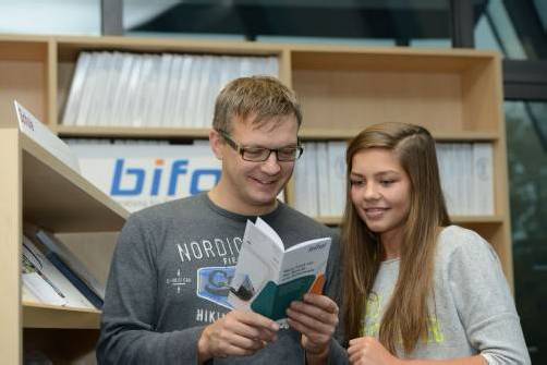 Jede Menge Lektüre zur Aus- und Weiterbildung. Foto: A. serra