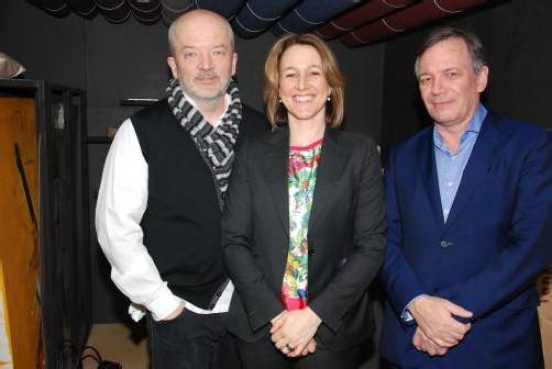 Jörg van den Berg (l.) mit Stadträtin Judith Reichart sowie Wolfgang Fetz als künstlerischer Leiter im Magazin 4. Fotos: Stadt, Dietmar Wanko