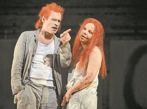 Johannes Krisch als Titus Feuerfuchs und die aus Liechtenstein stammende Sarah Viktoria Frick als Salome Pockerl. Foto: APA