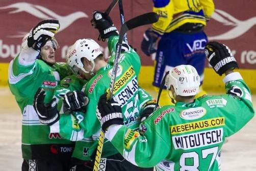 Jubel beim EHC Bregenzerwald: Beim zweiten Spiel in Zell biss nicht nur der grippekranke Pierre Nilsson-Grans die Zähne zusammen – am Ende hatten die Wälder verdient mit 4:1 die Nase vorn! Foto: Steurer