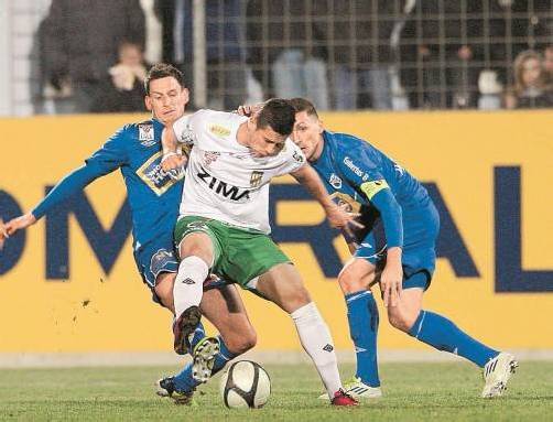 Kein Durchkommen gab es für Austria-Angreifer Thiago De Lima in Horn. Viel Grund zum Jubeln hatten dagegen die Horner Spieler nach einer starken Vorstellung gegen eine schwache Austria. Fotos: Diener