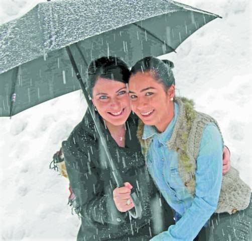 Keine guten Wetteraussichten für die Osterzeit: Jasmin und Gloria strahlen trotzdem. Foto: VN/Paulitsch