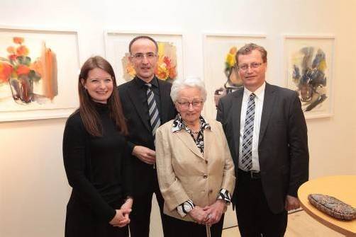 Kuratorin Kerstin Klimmer (l.) mit Vernissageredner Tobias Natter, Jubilarin Lore Rhomberg und Bürgermeister Armin Berchtold. FotoS: AME