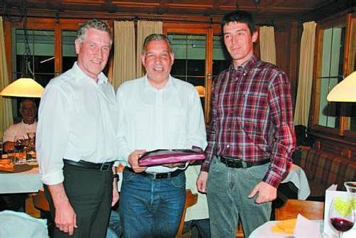 Landesrat Erich Schwärzler mit Rainer Schuchter und Rupert Pfefferkorn, dem neuen Ortsstellenleiter der Bergrettung (v. l.). FOTOS: EST