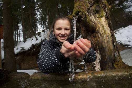 Maria genießt das frische Wasser, das aus dem Brunnen im Möggener Ried sprudelt. Foto: vn/hartinger