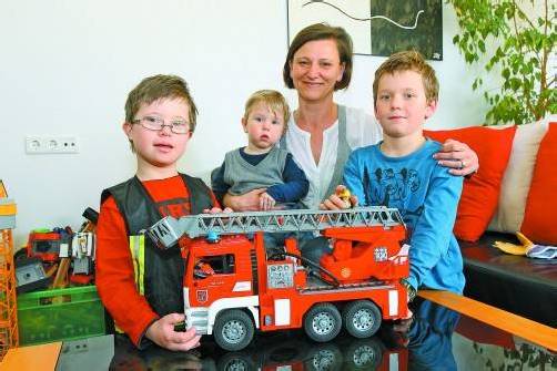 Martina Natter hat ihre muntere Rasselbande gut im Griff. Foto: VN/Hofmeister
